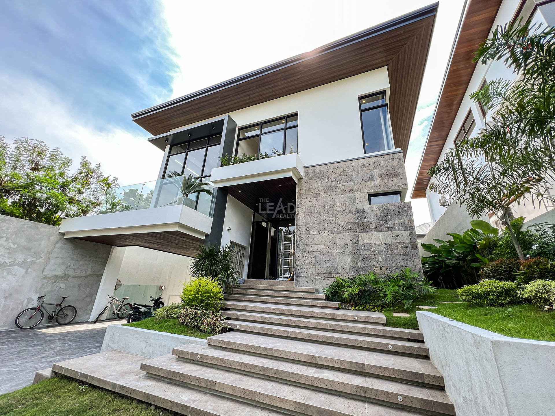 Lot Developer The Lead Realty | Fully finished 5 Bedroom House and Lot in Alabang Hills